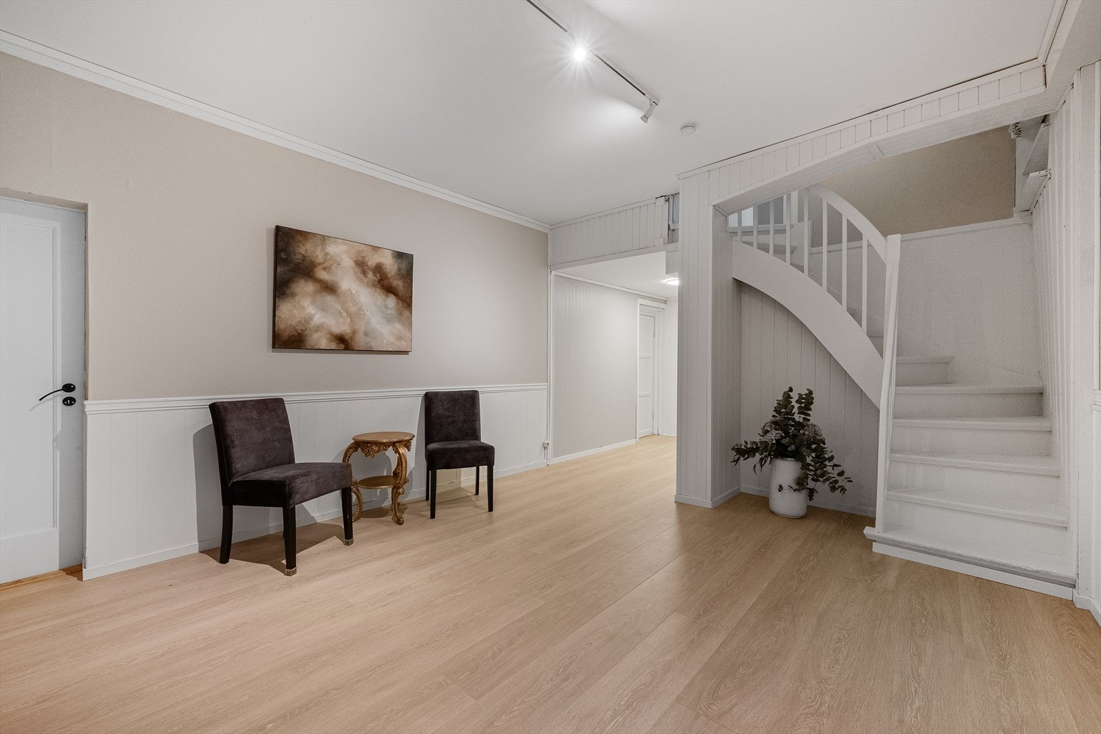 Kjelleretasjen har en kjekk planløsning og innbyr til fleksibel bruk. Perfekt for ungene!
Kjellerstue for film- og gamingkvelder og god plass til å ha med venner hjem. Galleribilde