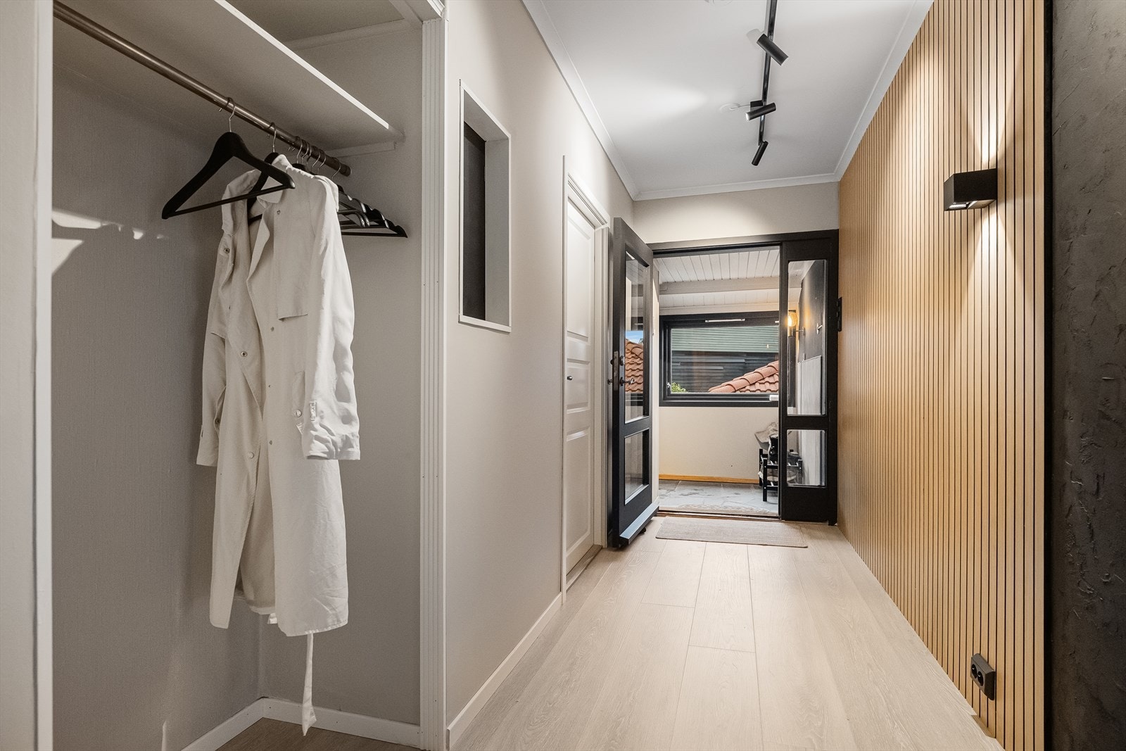 I hovedetasjen møtes man av et praktisk vindfang med plass til sko og jakker, som leder videre inn til gang med garderobeplass. Fra gangen har man adkomst til etasjens soverom, bad, kjøkken og hovedstuen. Galleribilde