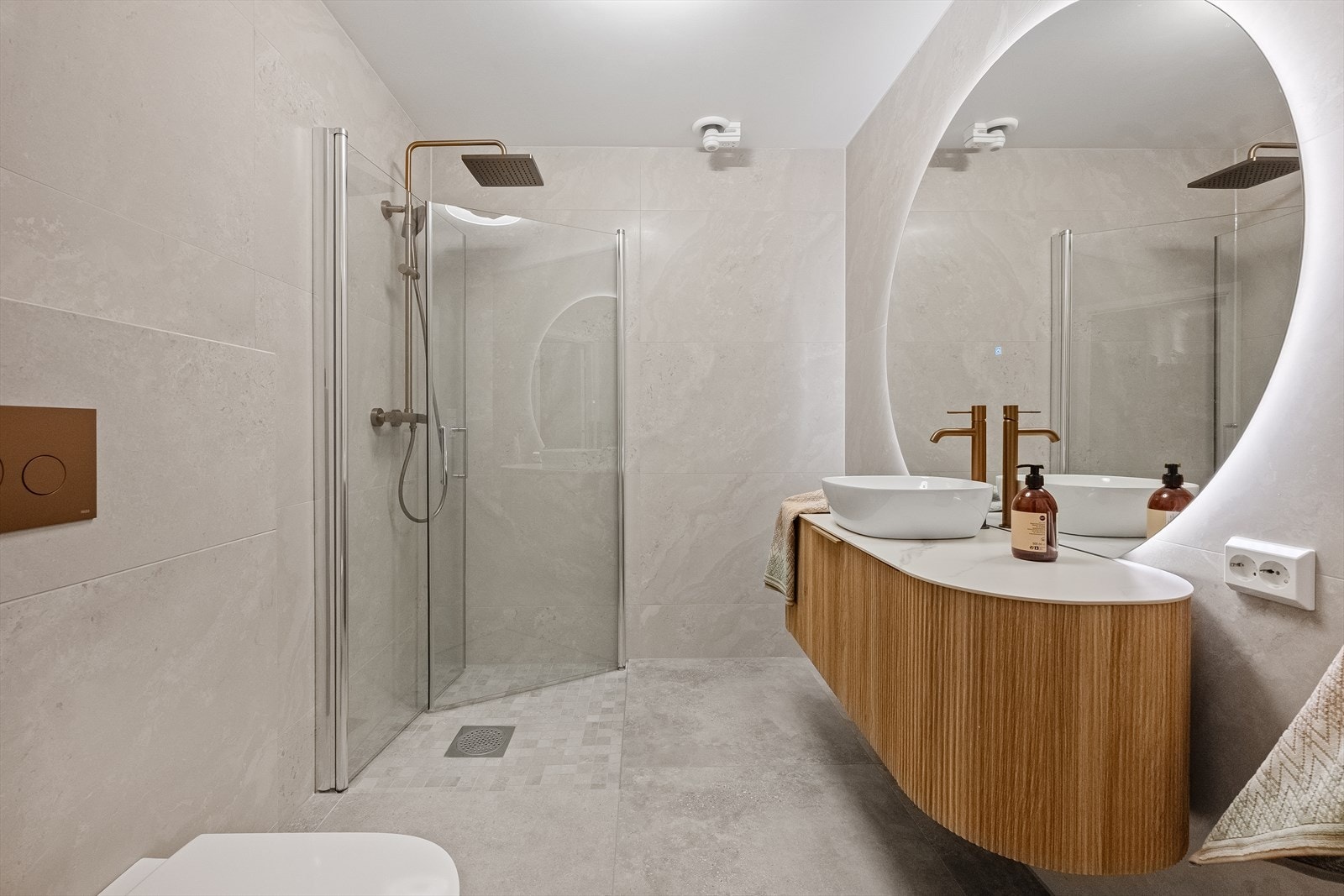 Lekkert baderom som ble totalrenovert i 2025. Her får man virkelig spa-følelsen! Badet er innredet med vegghengt toalett, dusjhjørne og vask i en stilfull innredning. Varmekabler i gulv. Galleribilde