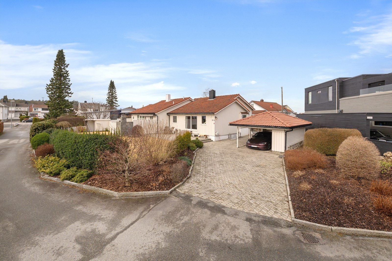 Boligen har en romslig carport m/bod i bakkant. Det valmede taket gjør også at man har god lagringsplass i tak i carporten. Det er også en mindre lagringsbod i boligen med adkomst fra utsiden. Galleribilde