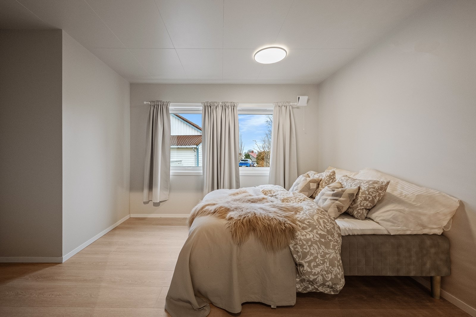 Etasjens soverom er også boligens hovedsoverom. Stort og romslig, med god plass til garderobeløsning. Rommet er malt i lune, behagelige farger. Galleribilde