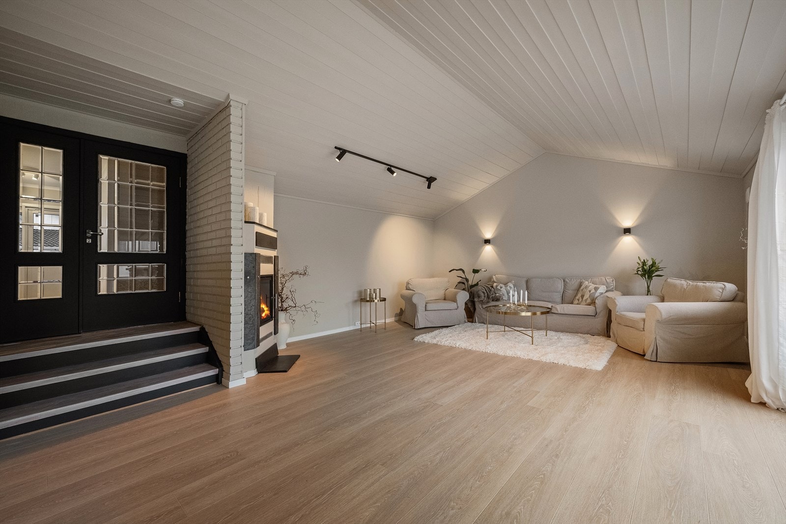 ovedstuen har mønt himling, er romslig, og har store vindusflater ut mot terrassen og hagen. Koselig peisovn for kalde dager.Rommets form gir flere møbleringsalternativer. Det er selvsagt også installert varmepumpe for en konstant behagelig temperatur. Galleribilde