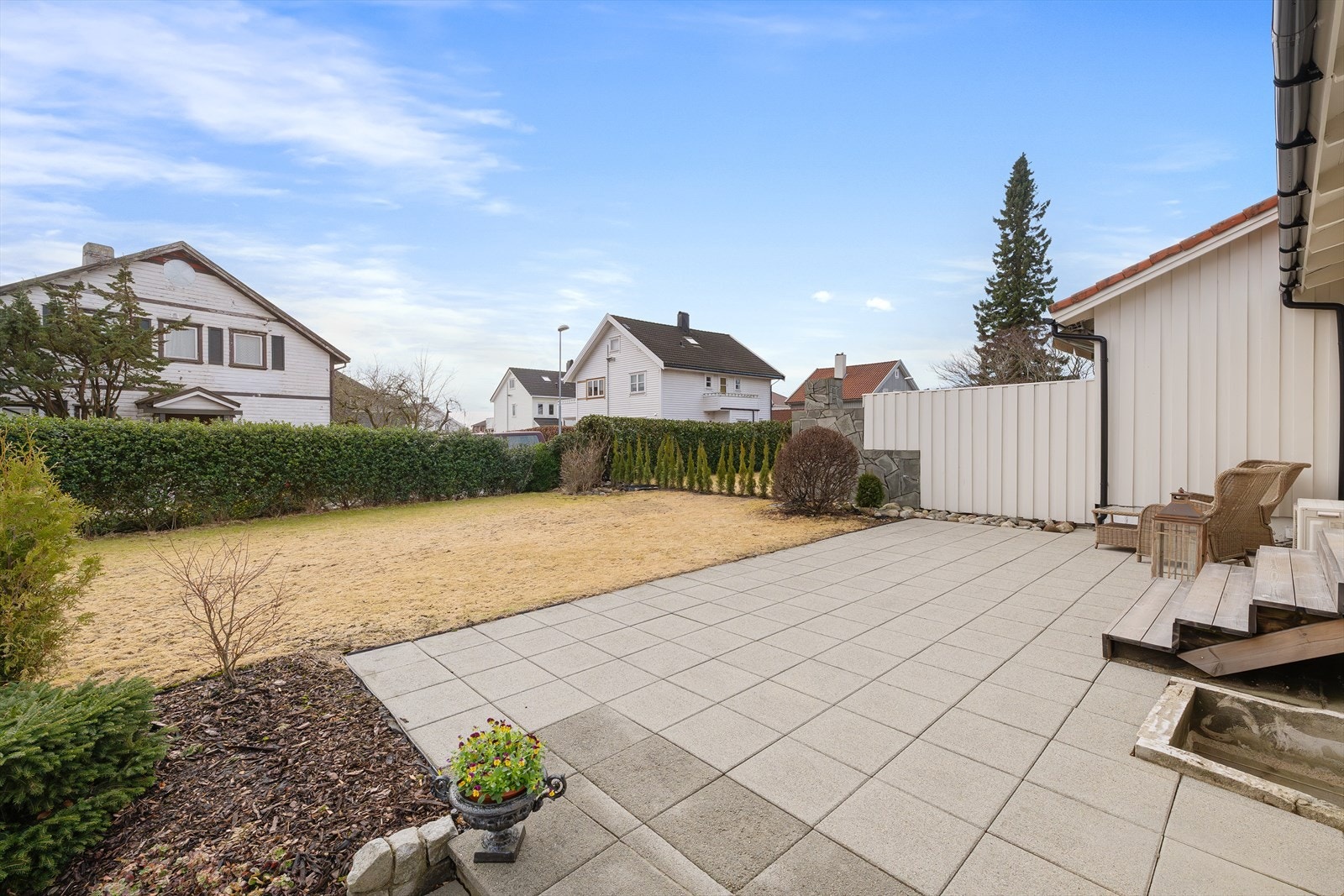 Tomten forøvrig er nydelig og parkmessig opparbeidet med en velholdt og stor gressplen, flotte bed og beplantning. Galleribilde
