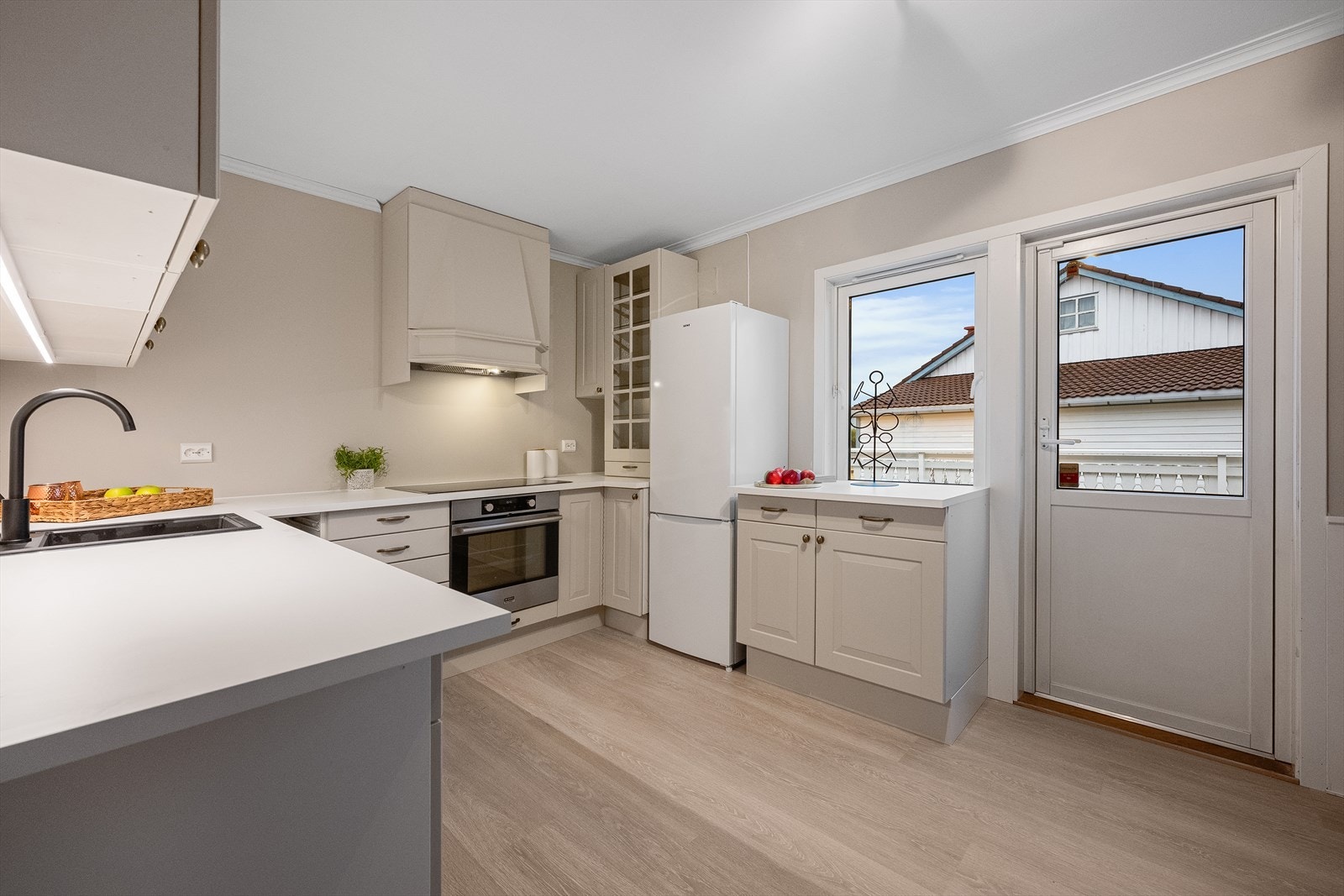 Lekkert kjøkken i lys profil og integrerte hvitevarer (stekeovn/induksjonstopp og oppvaskmaskin). Her er det rom for en spiseplass, og i tilknytning til kjøkkenet har man en praktisk matbod. Galleribilde