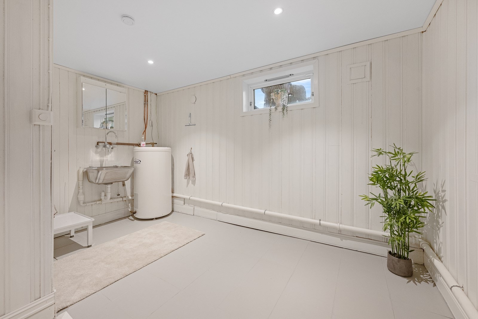 Etasjen rommer også et kombinert vaskerom/toalettrom. Noen vil nok også tenke at det her også kan lages ytterligere et bad ved behov. Galleribilde