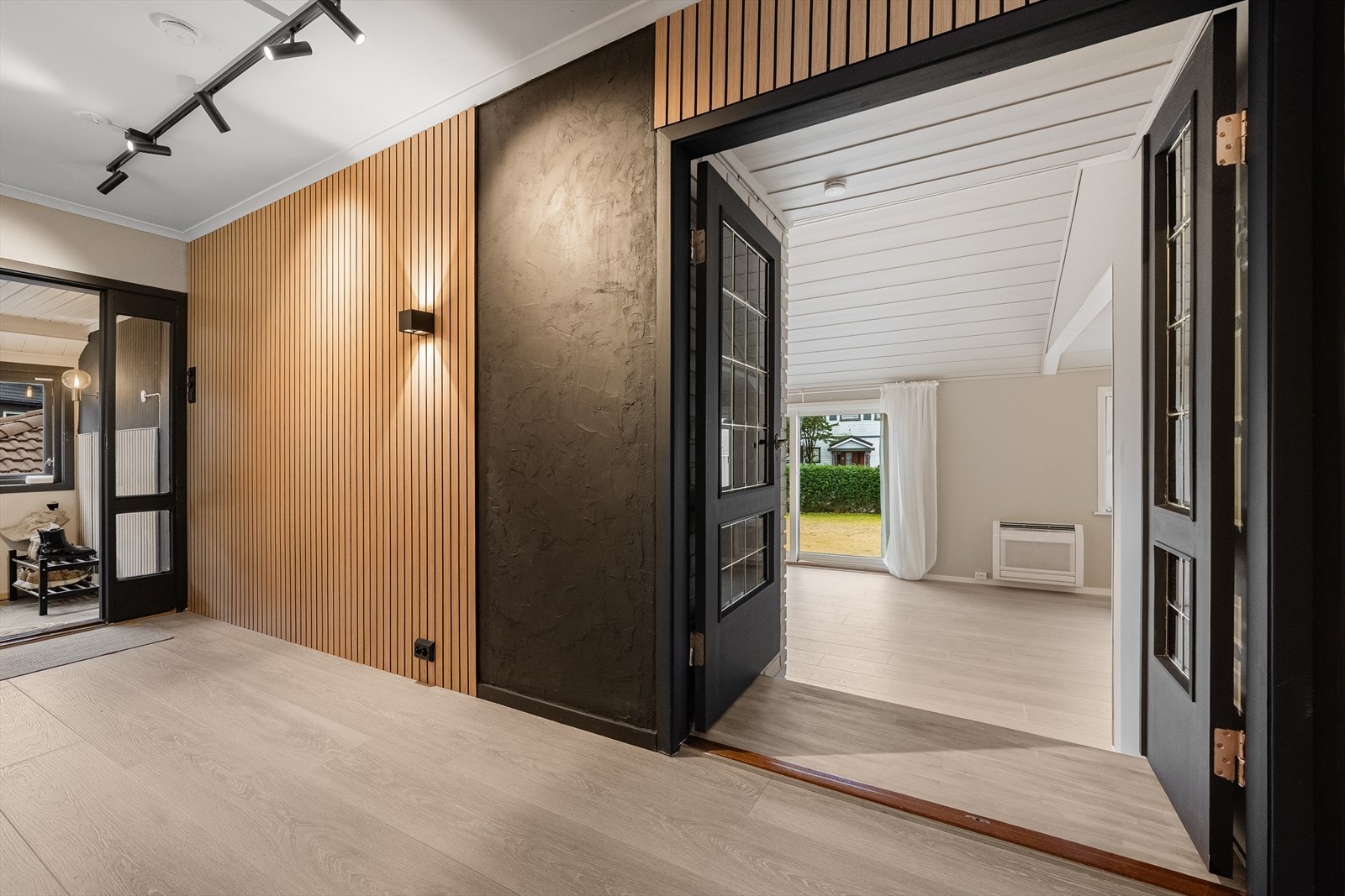 Fra gangen har man adkomst fra en stilfull, tofløyet glassdør som er tatt vare på og pusset opp. Galleribilde