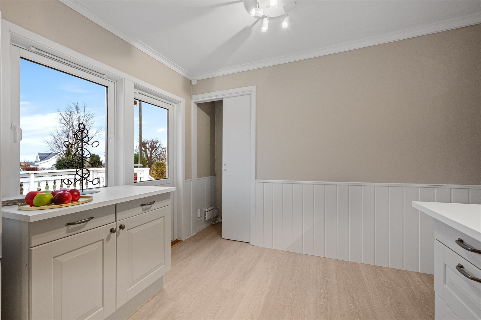 Fra kjøkkenet har man utgang til terrassen på boligens bakside og uteområdet. Her får man inn kveldssolen, og det er ideelle forhold på varme sommerdager når man trekker ut for å grille. Galleribilde