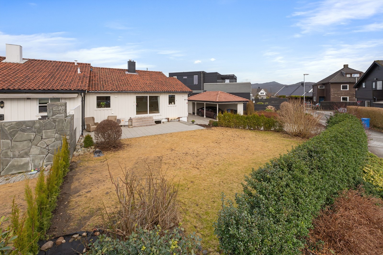 Boligens terrasse og hoveduteområde er et kapittel for seg selv. Området er solrikt og ligger skjermet som i et atrium i le av vinden. Her kan man nyte nydelige soldager både morgen og kveld. Galleribilde