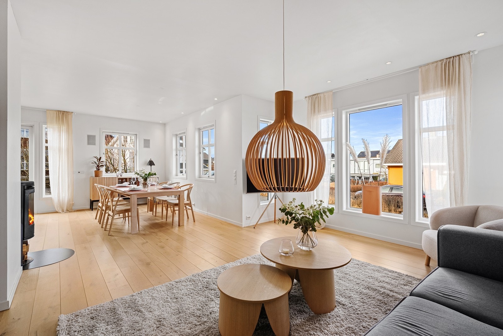 Stue/kjøkken med store vindu som slipper inn mye dagslys Galleribilde