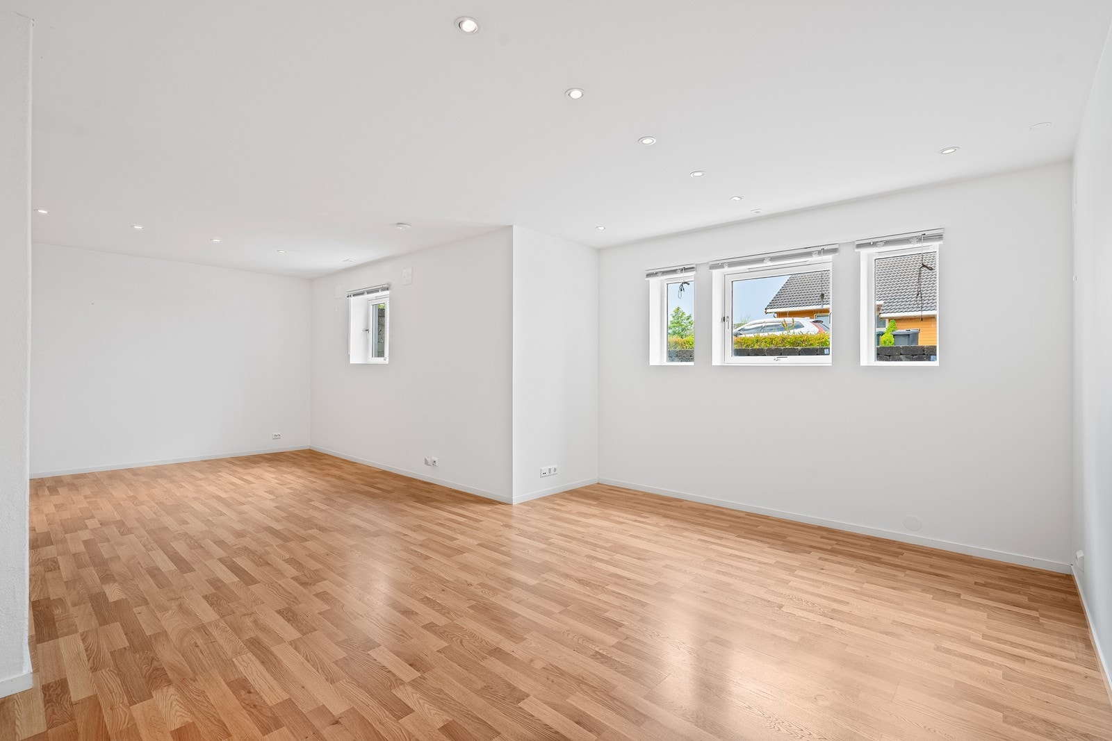 Stue og kjøkken kan enkelt møbleres med flere sittegrupper samt spisebord. Galleribilde