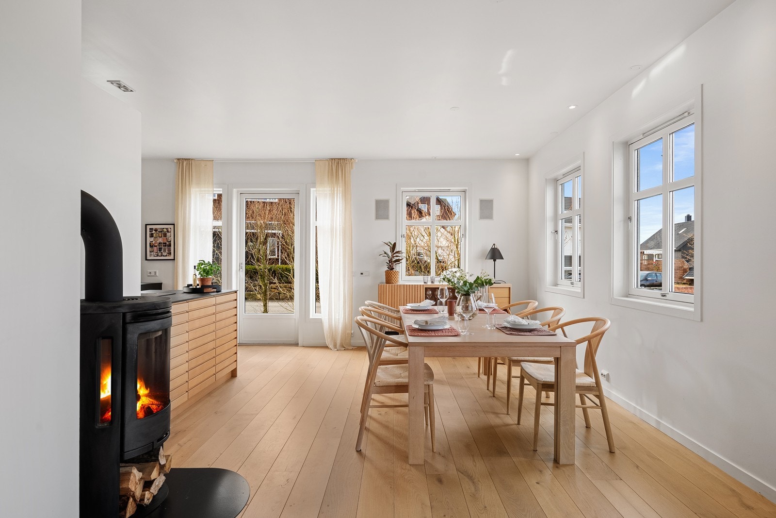 Fra stue/kjøkken har man også utgang til hage/platting. Enkel tilkomst til uteområdene fra kjøkken er utrolig praktisk i hverdagen, men ikke minst når man har gjester på besøk om sommeren. Galleribilde