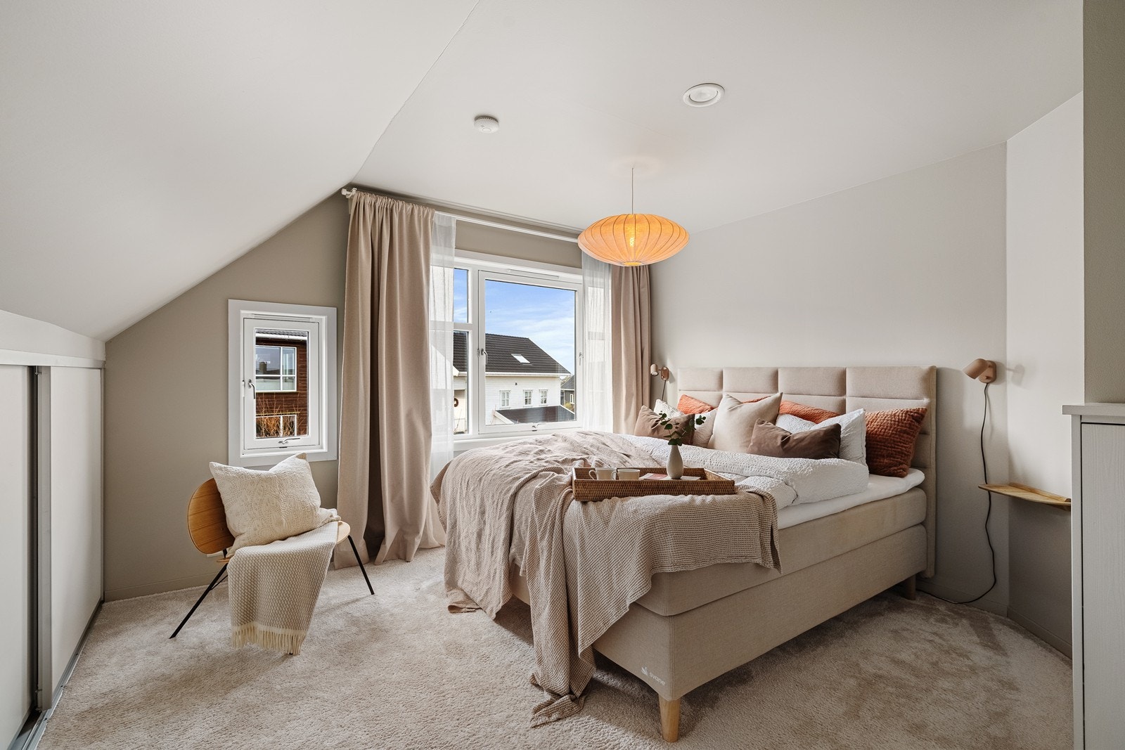 Hovedsoverm med teppe på gulv og malte vegger. Galleribilde