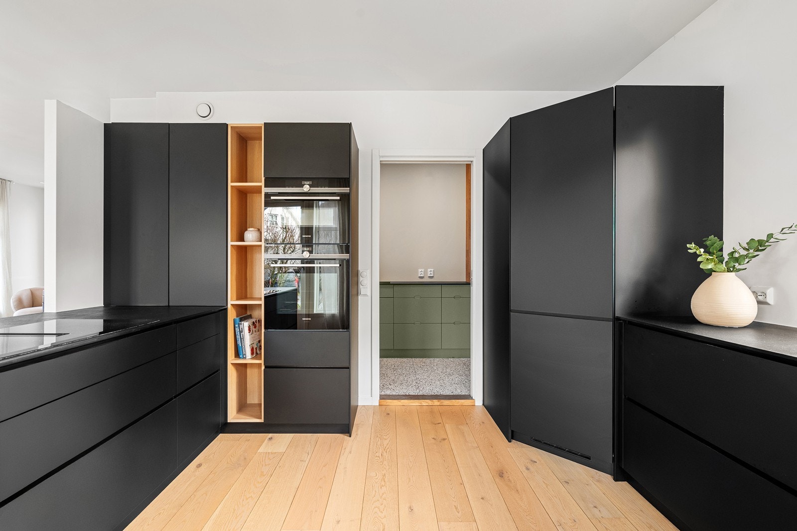 Fra kjøkken har man tilkomst til vaskerom/bi inngang Galleribilde