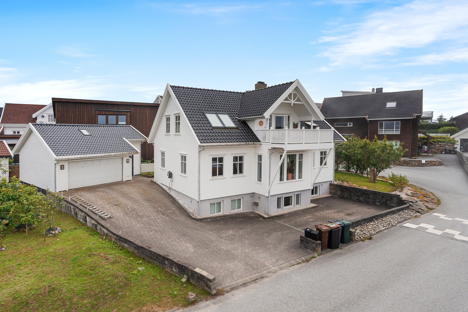 Stort gårdsrom med mye parkeringsplass. Galleribilde