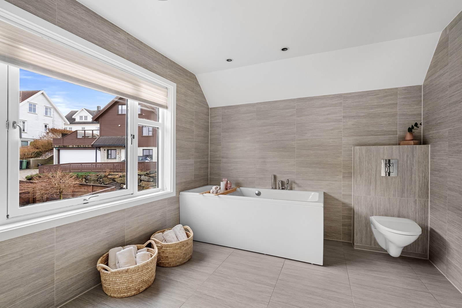 Badet har både dusj og badekar. Praktisk for familien. Galleribilde