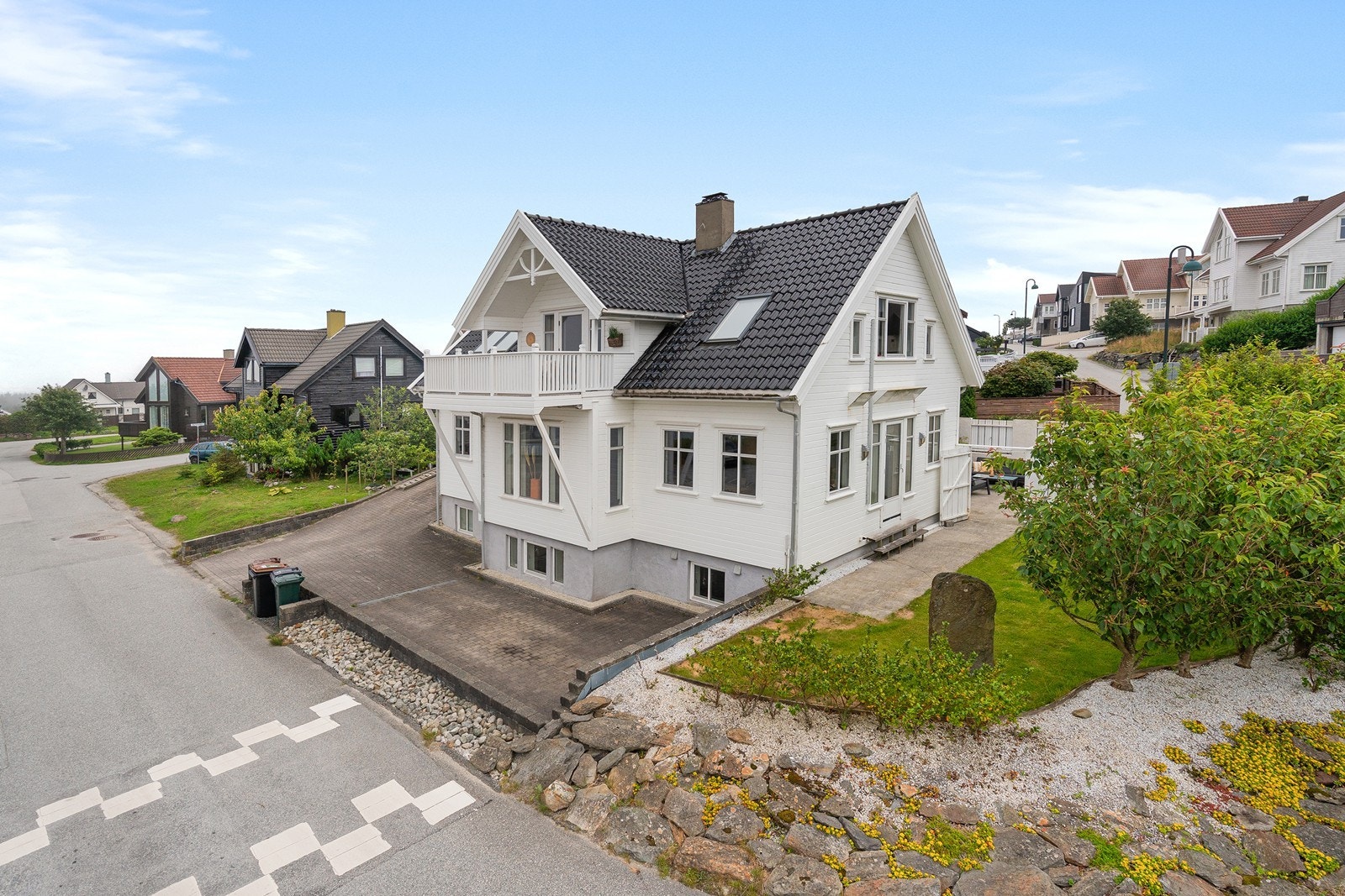 Boligen ligger i et barnevennlig og populært nabolag, med en fin opparbeidet tomt. Galleribilde