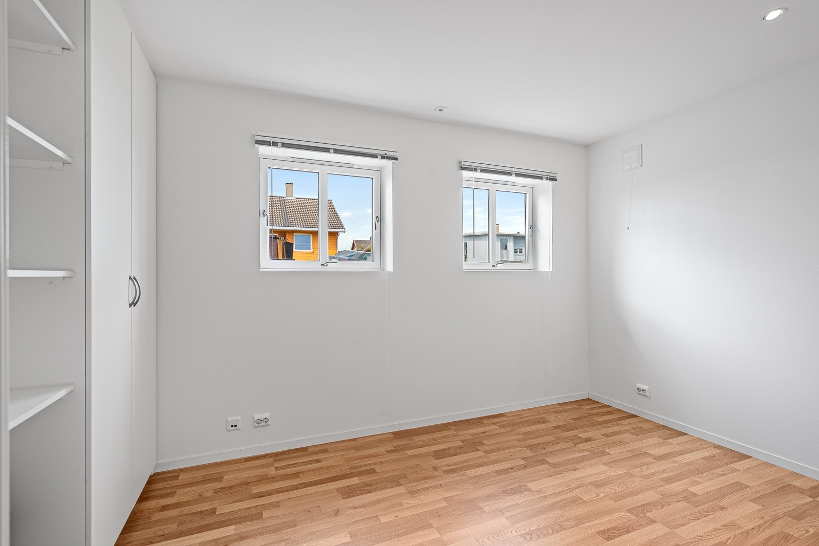 Soverom med malte vegger og spotter i tak. Galleribilde