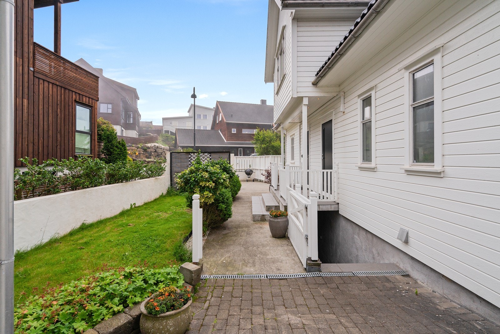 Inngang. Her har man også inngang til "leiligheten" som ikke er godkjent hos sola kommune. Galleribilde