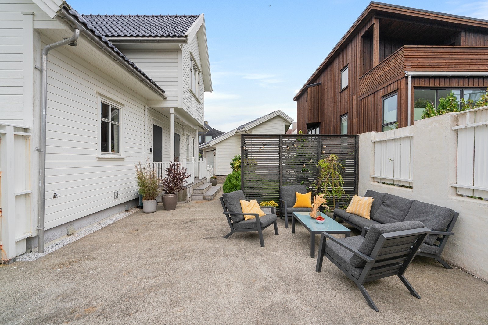 Enebolig med høy standard og gode løsninger. Fint opparbeidet uteområder med hage, stort gårdsrom samt en platting som er godt skjermet for vær og vind. Galleribilde