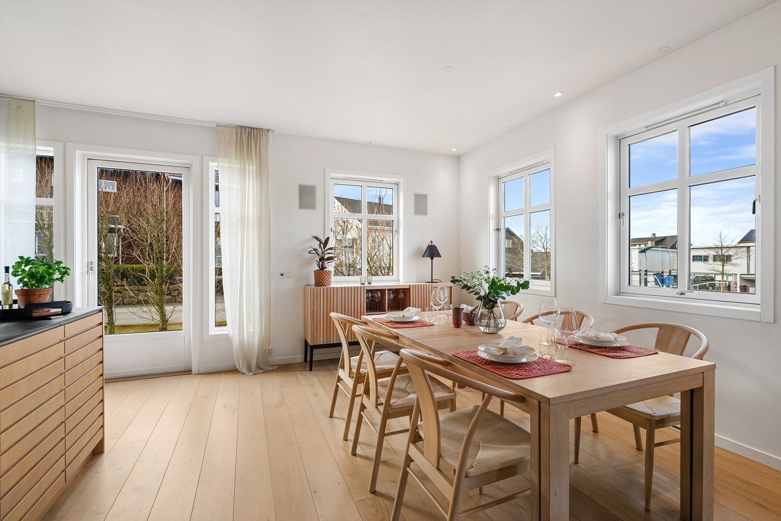 Kjøkken/stue kan enkelt møbleres med flere sittegrupper samt et spisebord. Galleribilde