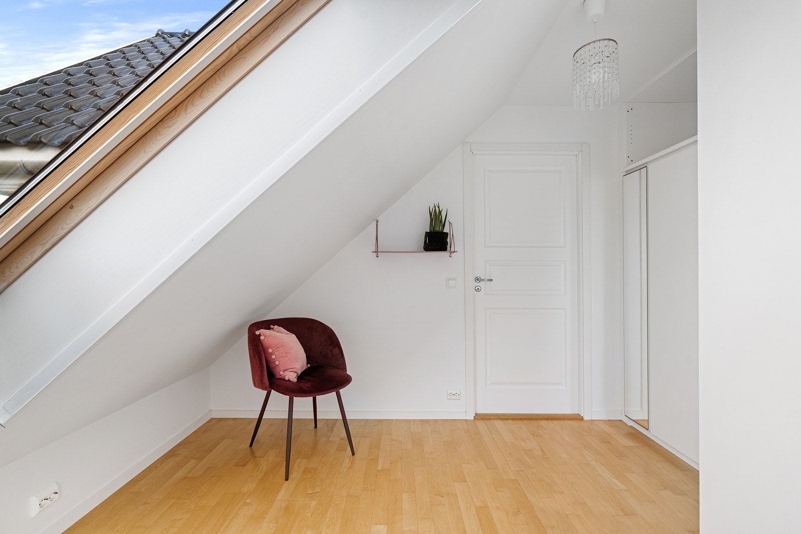 Soverom 2. Parkett på gulv og malte vegger. Galleribilde