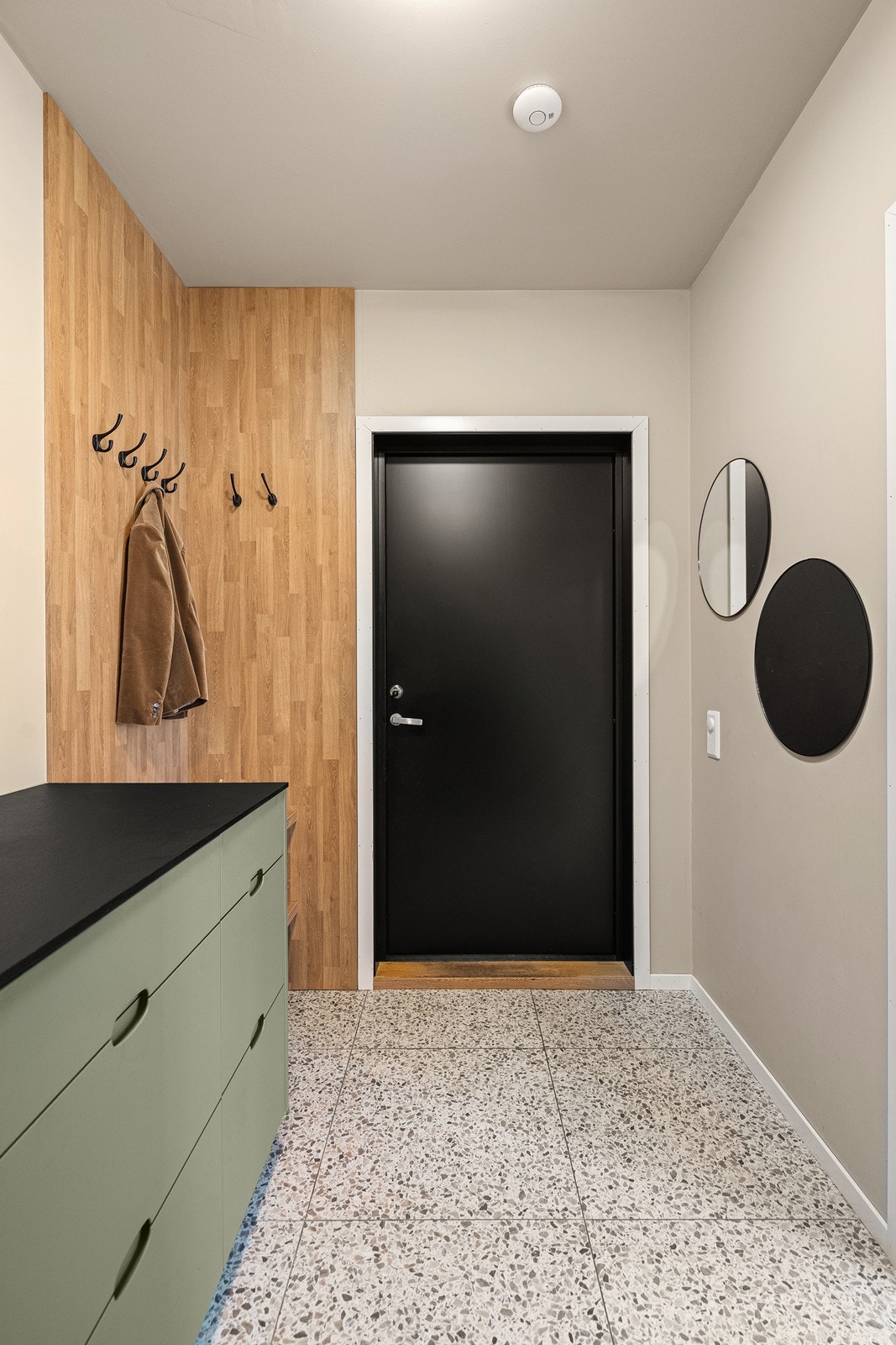 Vaskerom med fliser på gulv og malte vegger. Med en fin detalj på veggen. Galleribilde