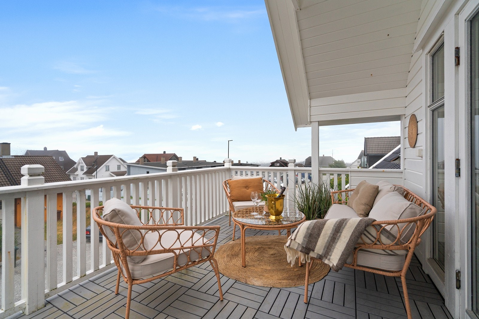 Terrasse med tilkomst fra loftstue. Kveldssol og flott utsikt Galleribilde