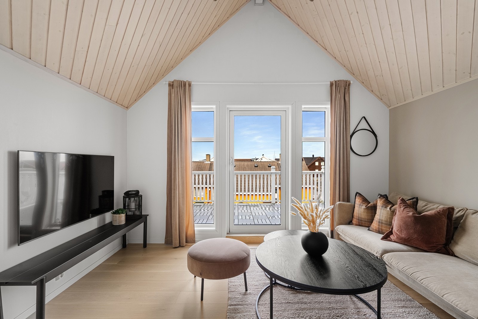 Loftstuen har god takhøyde og stor vindusflater. Dette hjelper på romfølelsen. Galleribilde