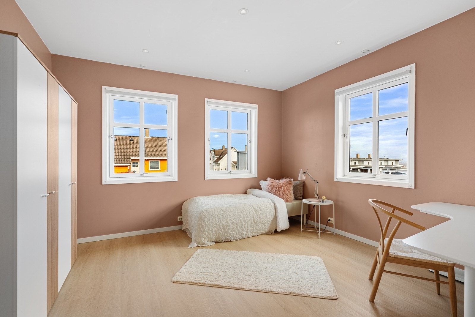 Soverom i 1. etasje med spotter i tak, malte vegger og parkett på gulv. Galleribilde