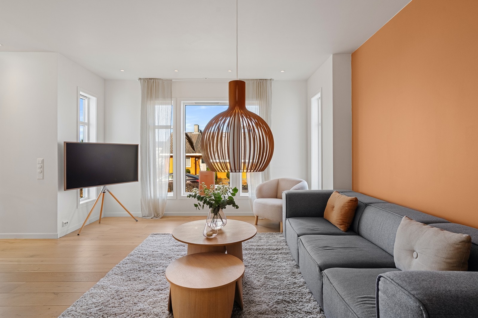 Stue og kjøkken i åpen løsning med spotter i tak, parkett på gulv og malte vegger. Galleribilde