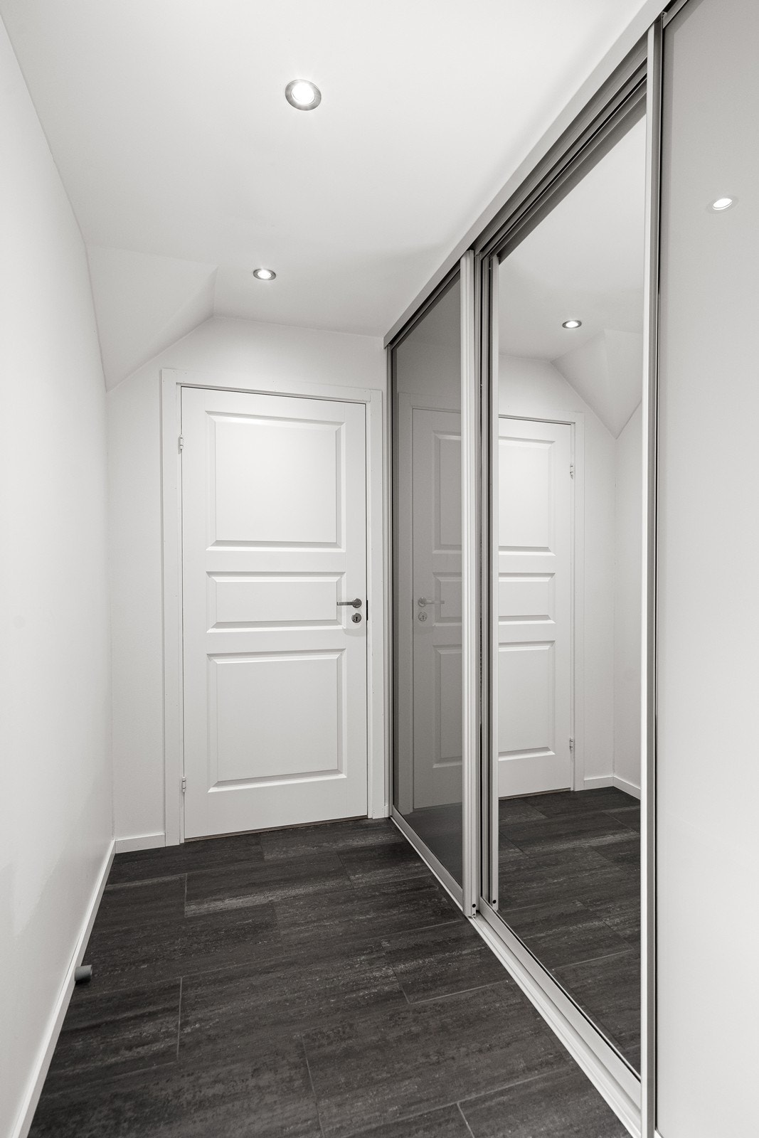 Gang/garderobe mellom hovedsoverom og bad 2. etasje. Galleribilde