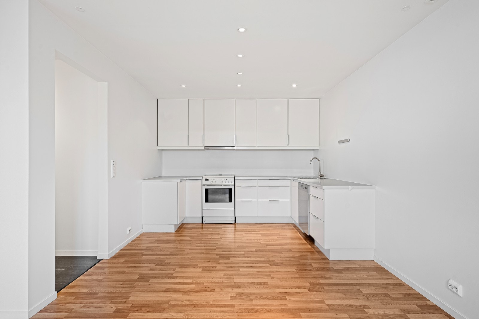 Kjøkken med malte vegger og spotter i tak. Galleribilde