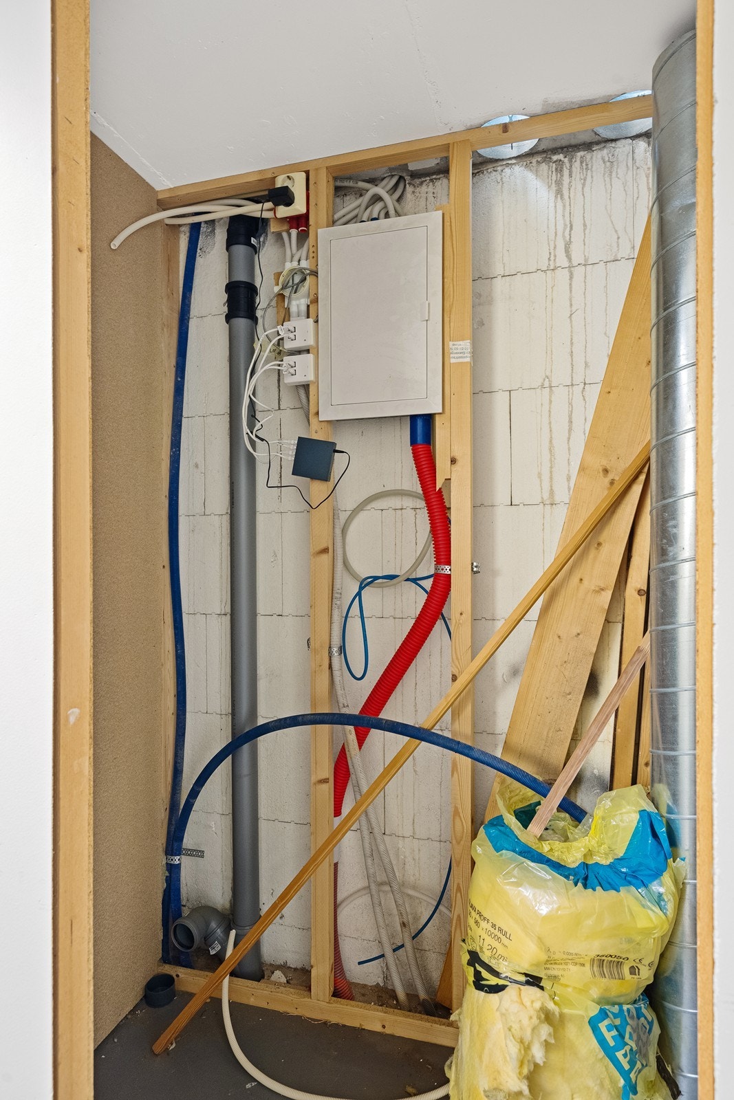 Teknisk rom i garasje med avløpsrør og vannrør. Galleribilde