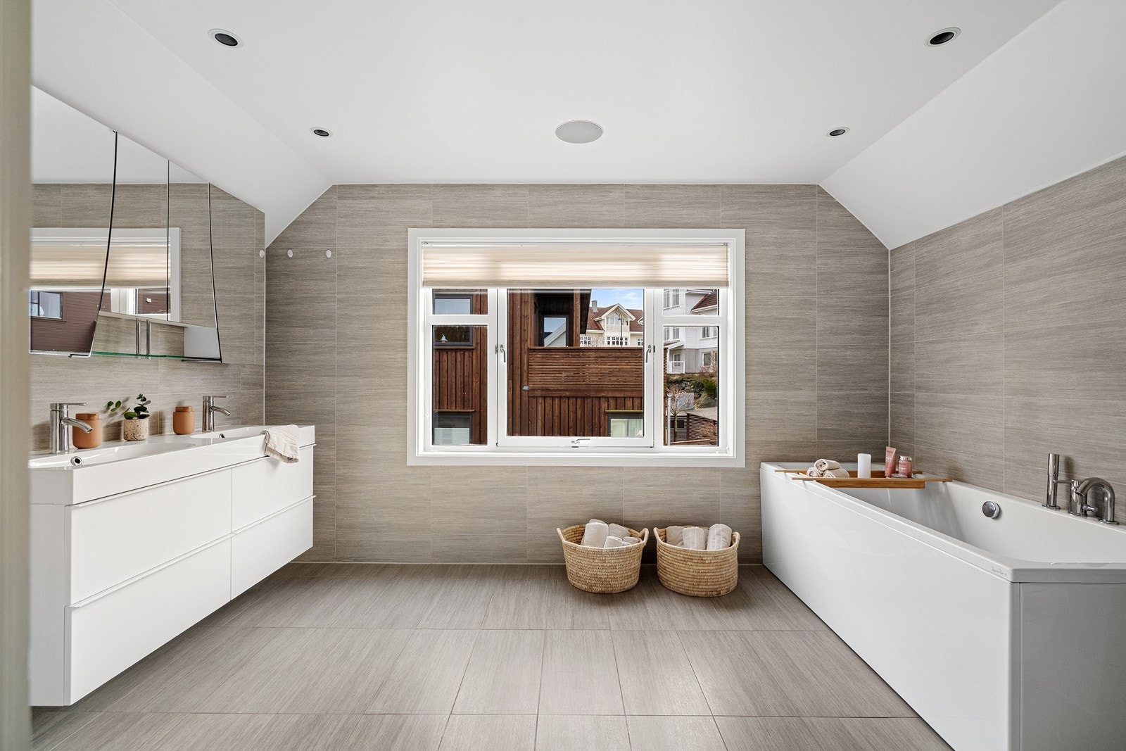 Helfliset bad i 2. etasje med spotter i tak og hvit baderomsinnredning. Galleribilde