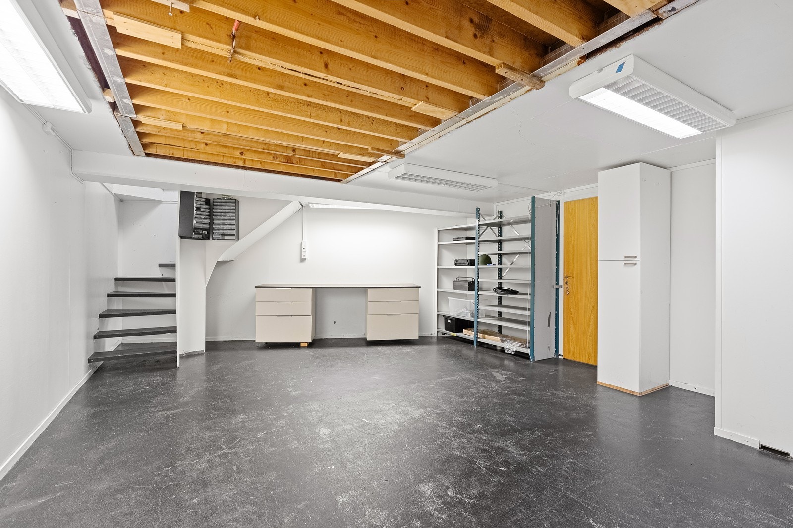 Kjeller i garasjen. Kjekt for den som ønsker å dyrke sine hobbyer, eller har ekstra behov for oppbevaring Galleribilde