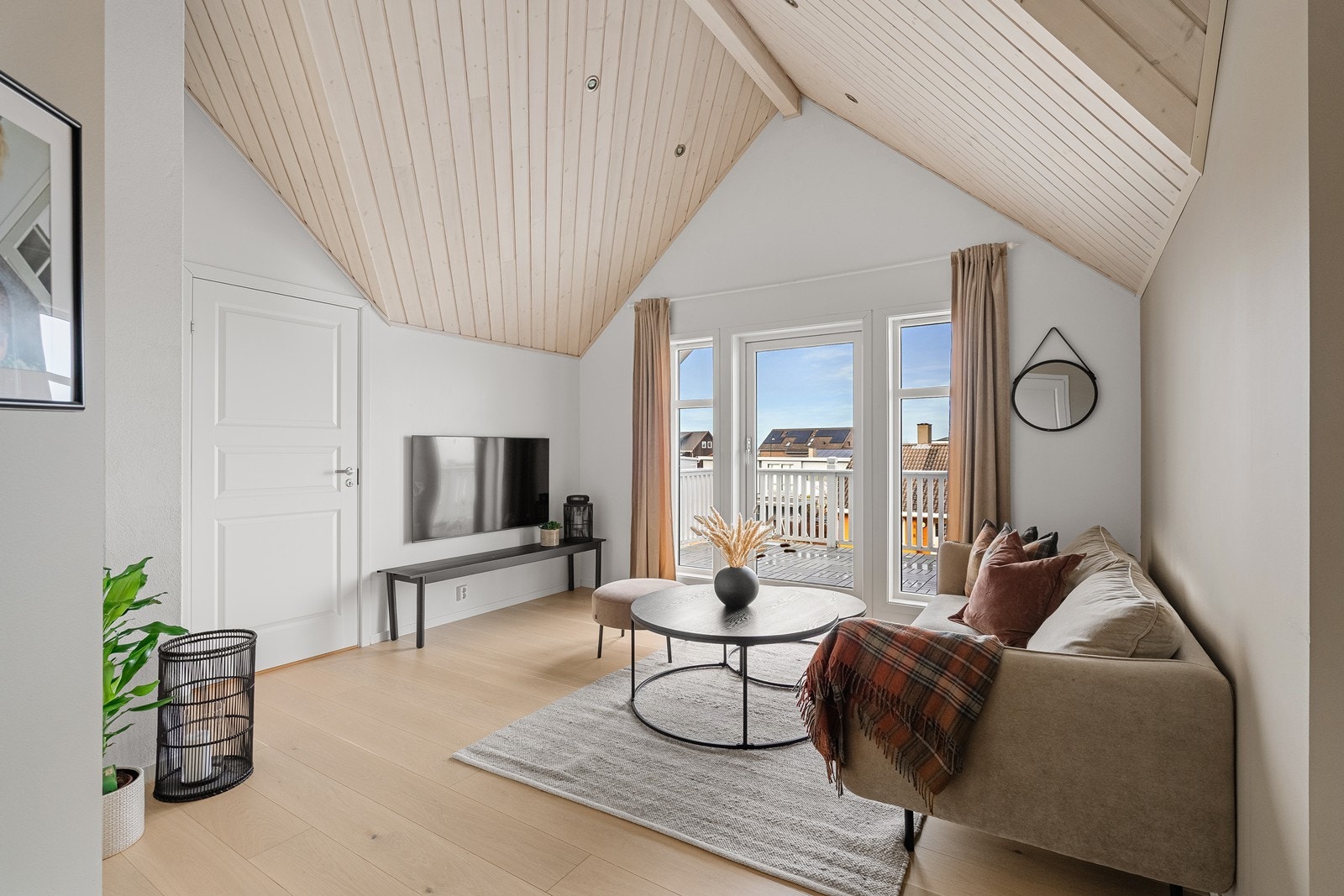 Loftstue med Parkett på gulv, spotter i tak samt utgang til en stor vestvendt terrasse med flott utsikt og kveldssol. Galleribilde