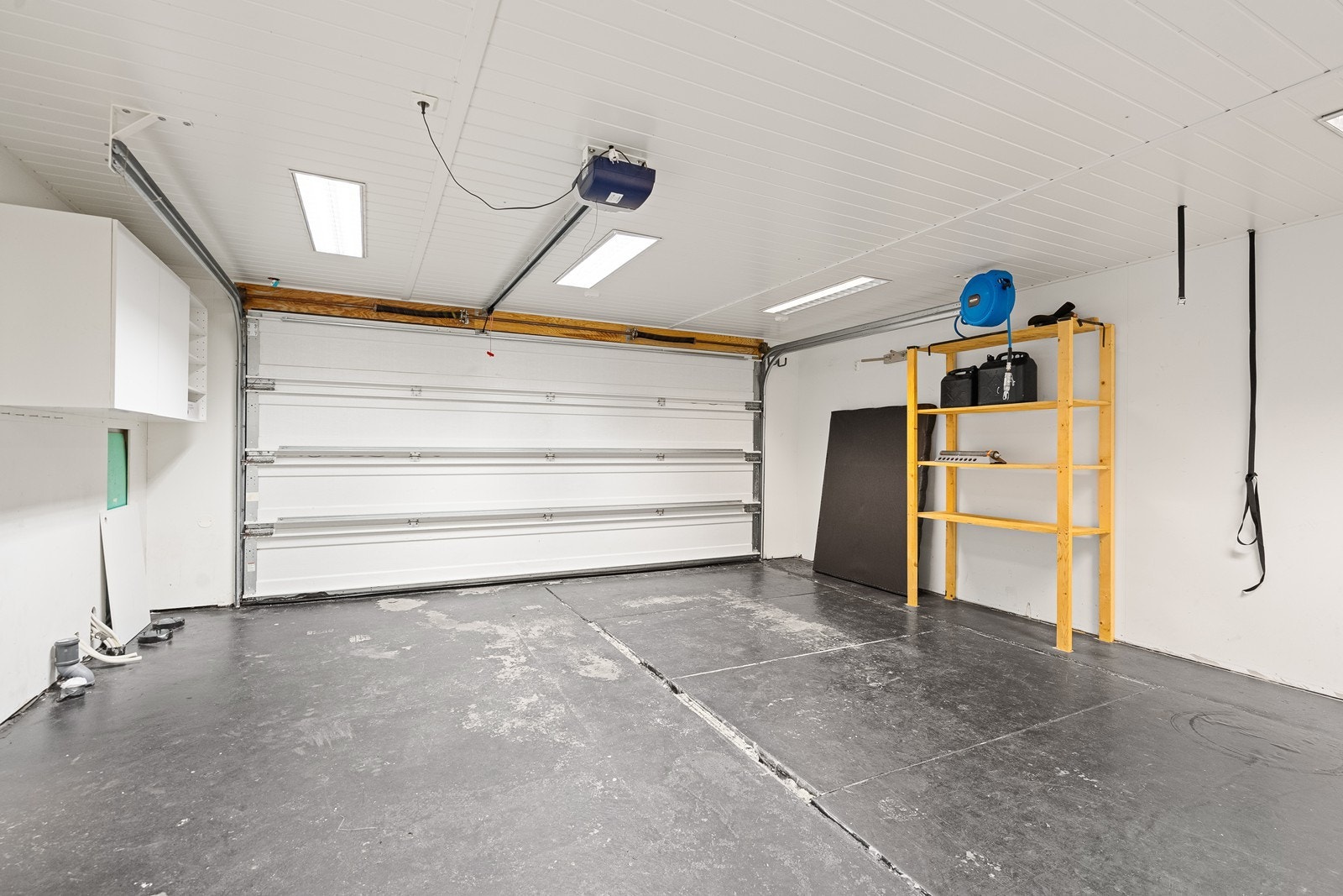 Dobbel garasje med kjeller og loft. Garasjen har både kjeller og loft (ingen av rommene er godkjent som rom for varig opphold. Galleribilde