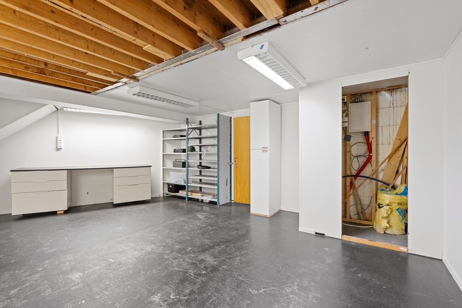 Det er avløp, vann, nett og strøm i kjeller. Galleribilde