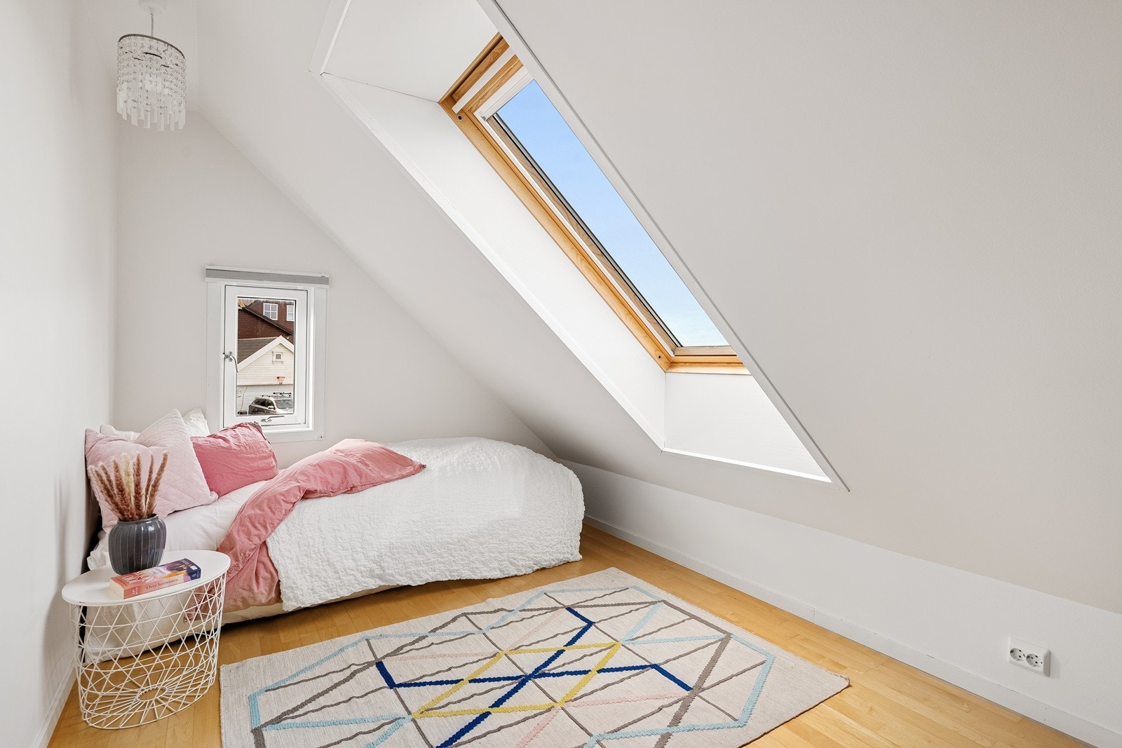 Soverom 2. Parkett på gulv og malte vegger. Galleribilde