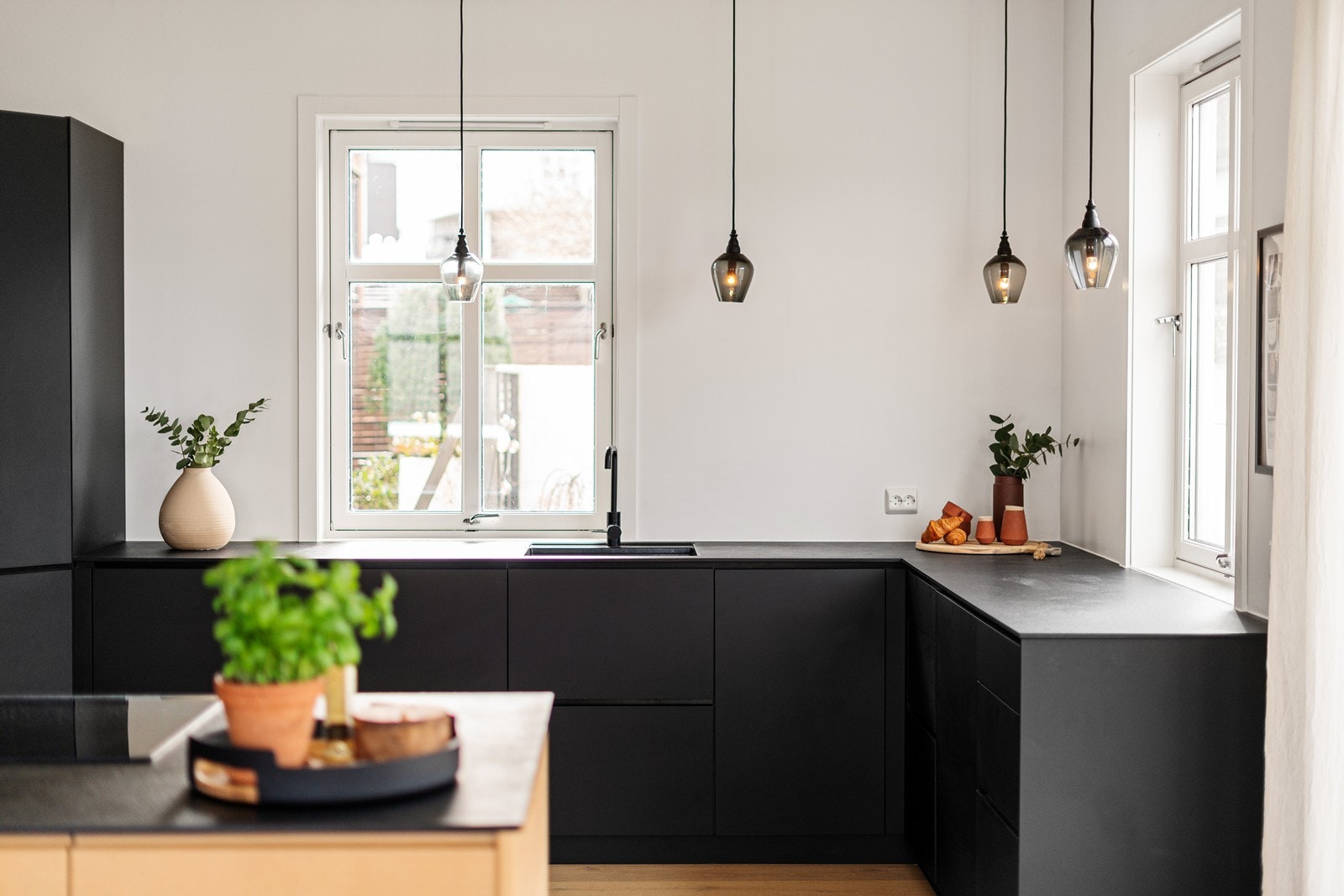 Fin lyssetting over benkeplate på kjøkken. Galleribilde