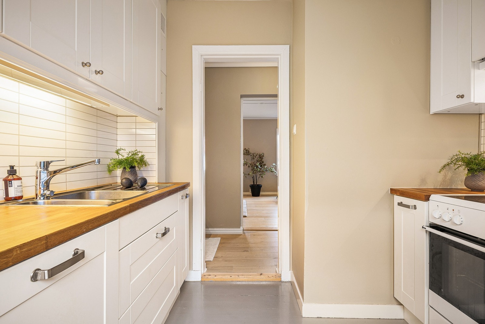 - Innredningen ble oppgradert i 2012 og har integrerte hvitevarer som oppvaskmaskin, ventilator og kjøleskap. Det er også komfyr -v Galleribilde