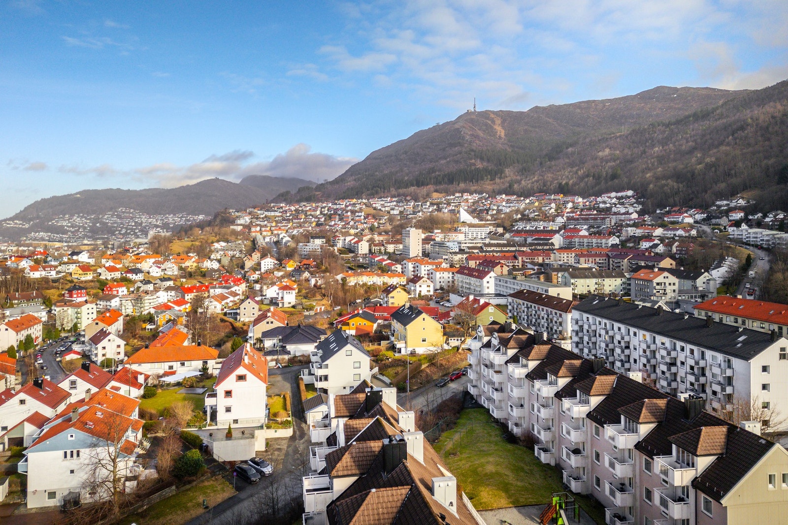 - Verdt å nevne er også de trivelige grøntarealene som borettslaget har - i form av hage, diverse beplanting og lekeplasser - Galleribilde