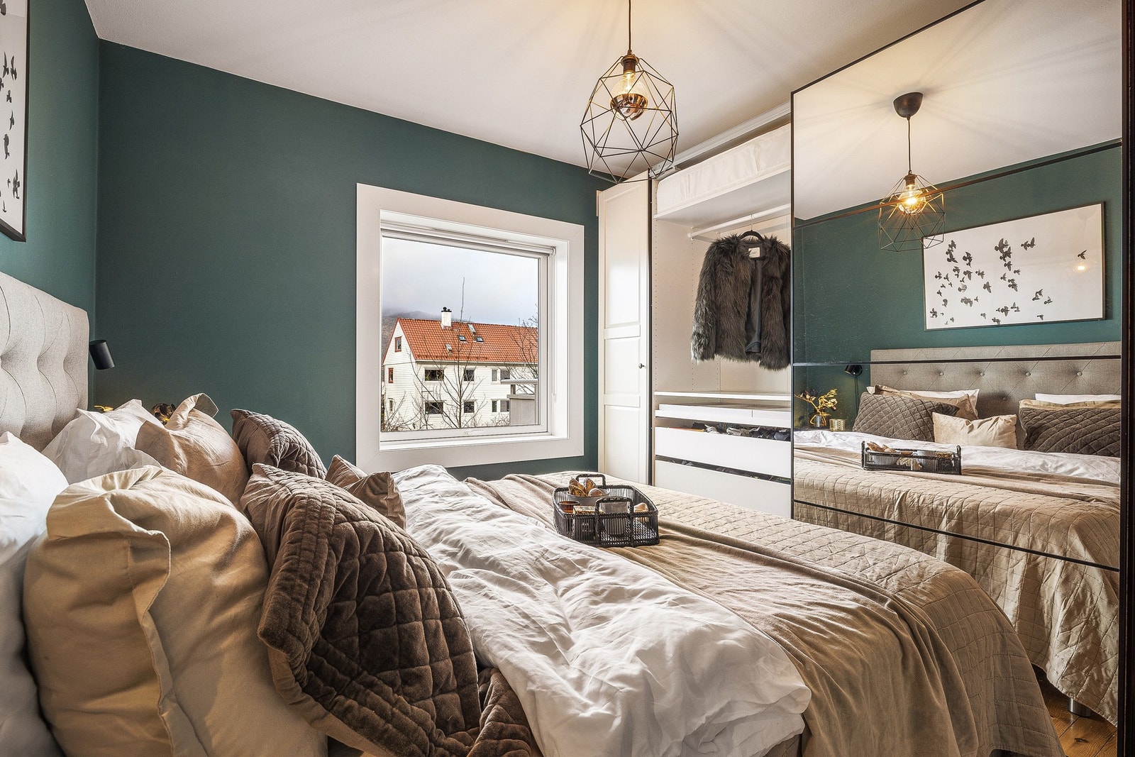 - Hovedsoverommet har en stor skyvedørsgarderobe som gir rikelig med lagringsplass - Galleribilde