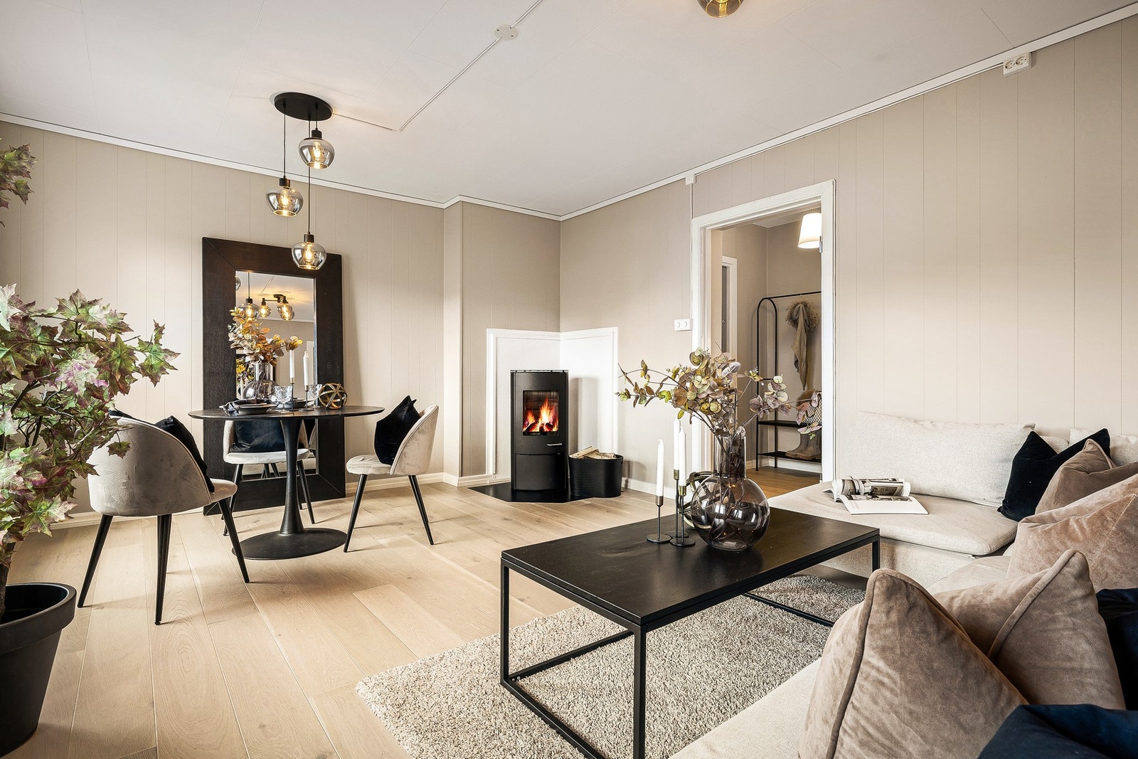 - Stuen er romslig og innbydende med god plass til både sofagruppe og spisebord - Galleribilde