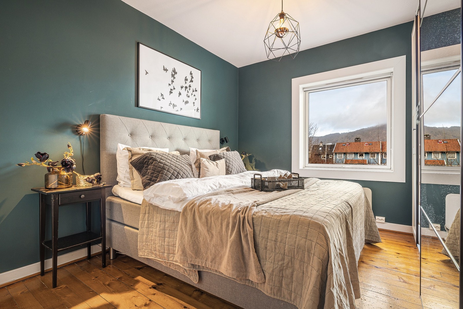 - Leiligheten har to gode soverom med plass til seng og oppbevaring - Galleribilde