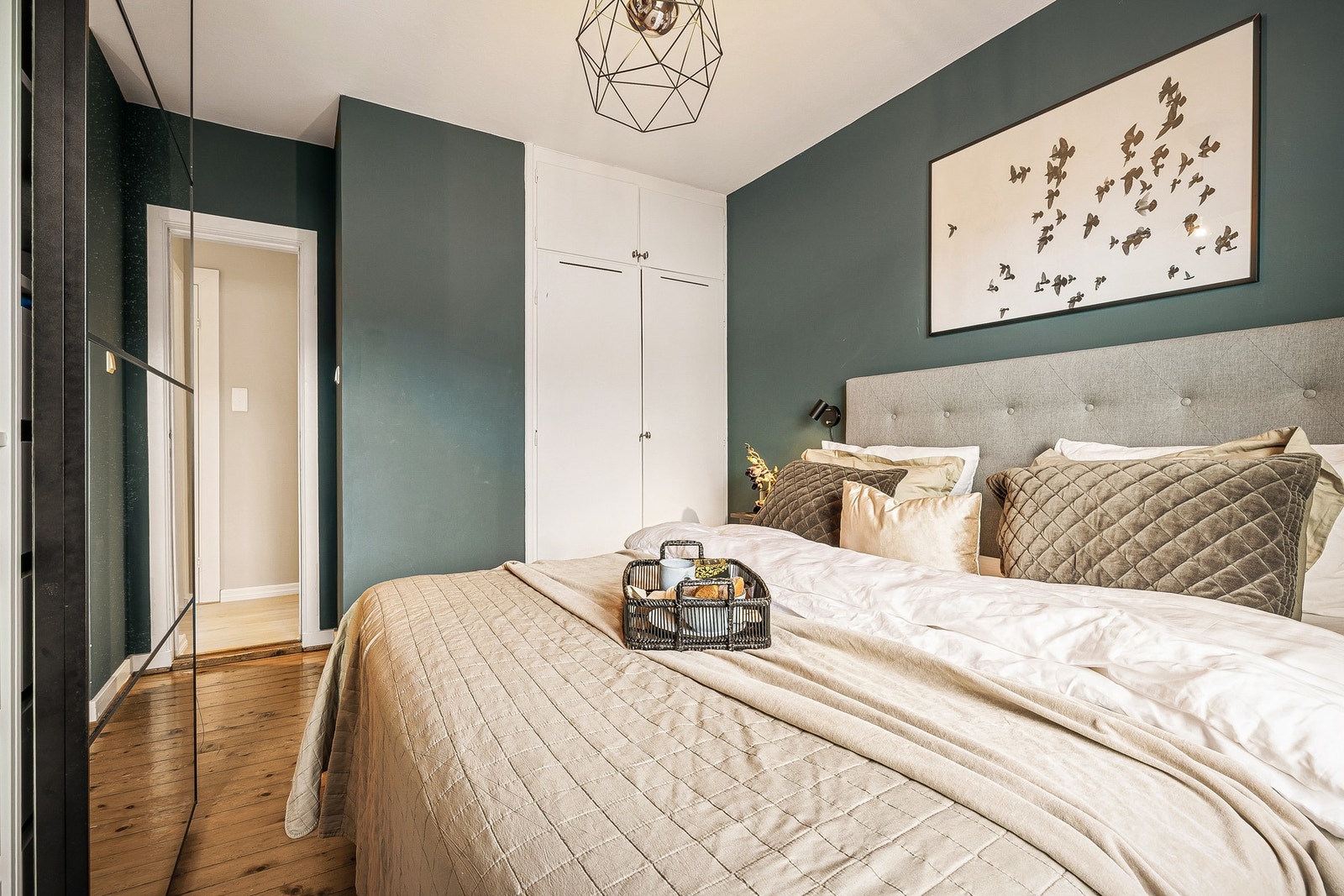 - Rommet er malt i en behagelig farge - Galleribilde