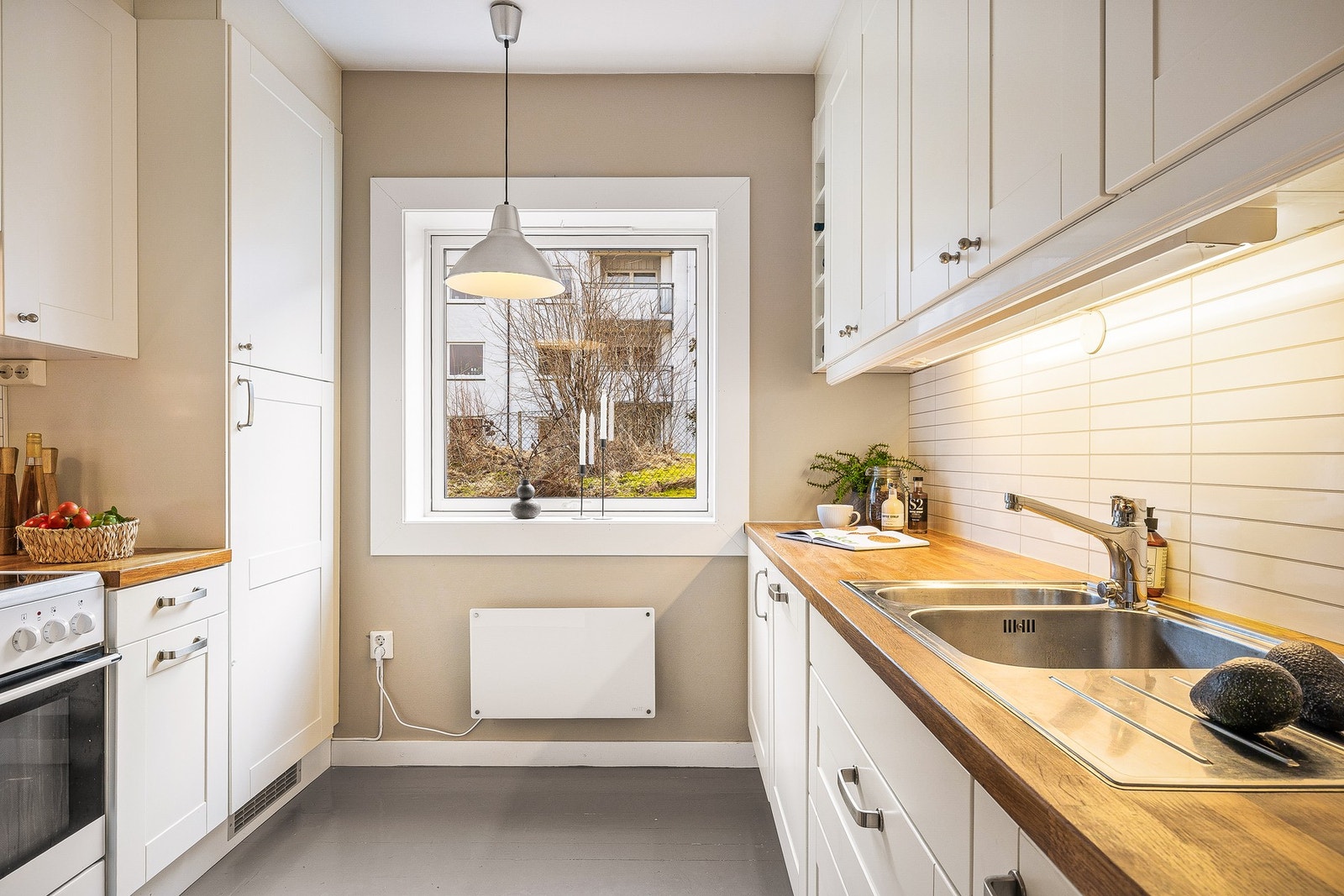 - Kjøkkenet har et klassisk og tidløst uttrykk med profilerte fronter og eikebenkeplate med nedfelt stålvask - Galleribilde