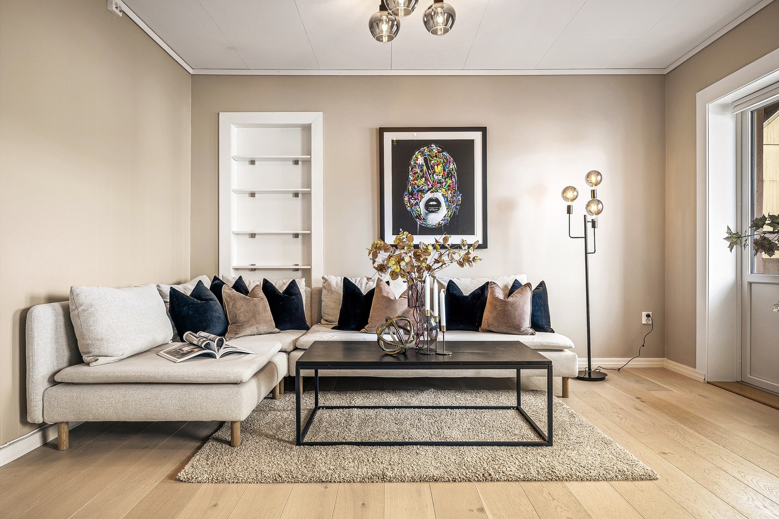 - Integrert hylleløsning gir både praktisk oppbevaring og et stilrent preg - Galleribilde