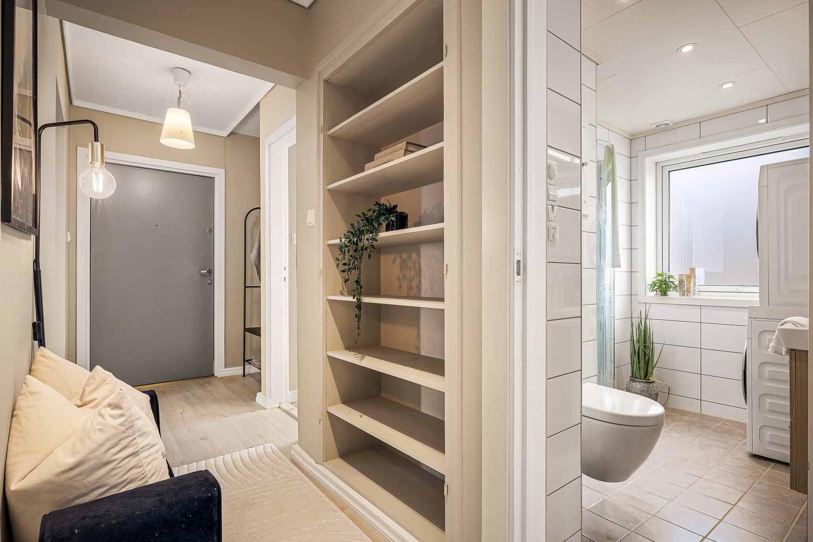 - Fra gangen ønskes du velkommen inn i boligen med plass til garderobeløsning eller oppheng for yttertøy - Galleribilde