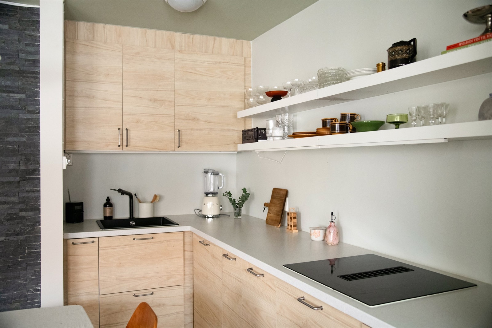 Kjøkkenet byr på rikelig med skap- og benkeplass. Integrerte hvitevarer som følger leiligheten. Galleribilde